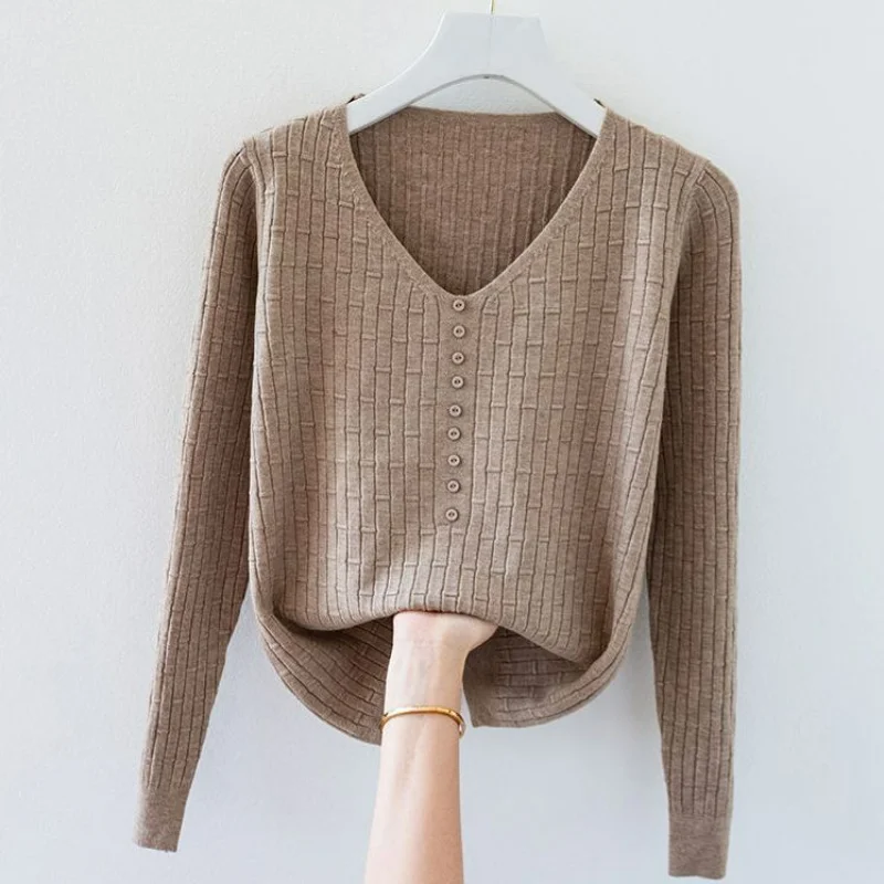 Рисунок 2 - Женский свитер с V-образным вырезом