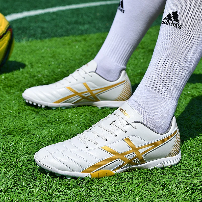 2022 New Fashion Low Football Shoes Men Women Grass Long Spike Soccer Sneakers Men Outdoor Light Futsal Cleats zapatos de futbol