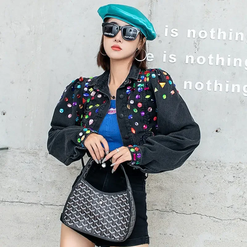 Женская джинсовая куртка-бомбер с отложным воротником и бриллиантами