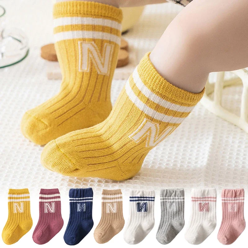 

Детские вязаные мягкие модные носки в Корейском стиле с надписью, детские гольфы средней длины, длинные носки для младенцев, повседневные носки для маленьких мальчиков и девочек