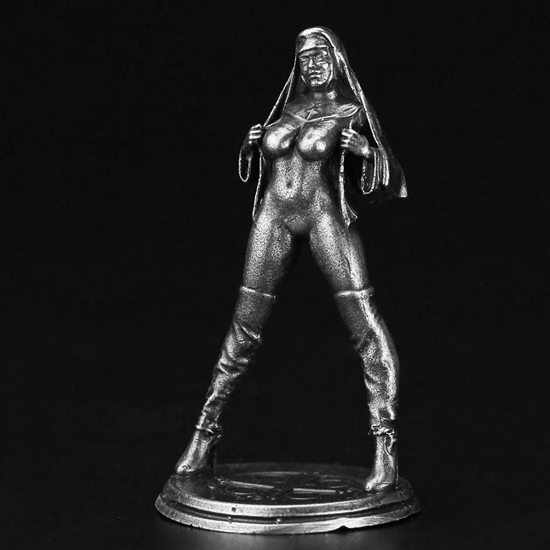 

Металлическая фигурка монахини из меди