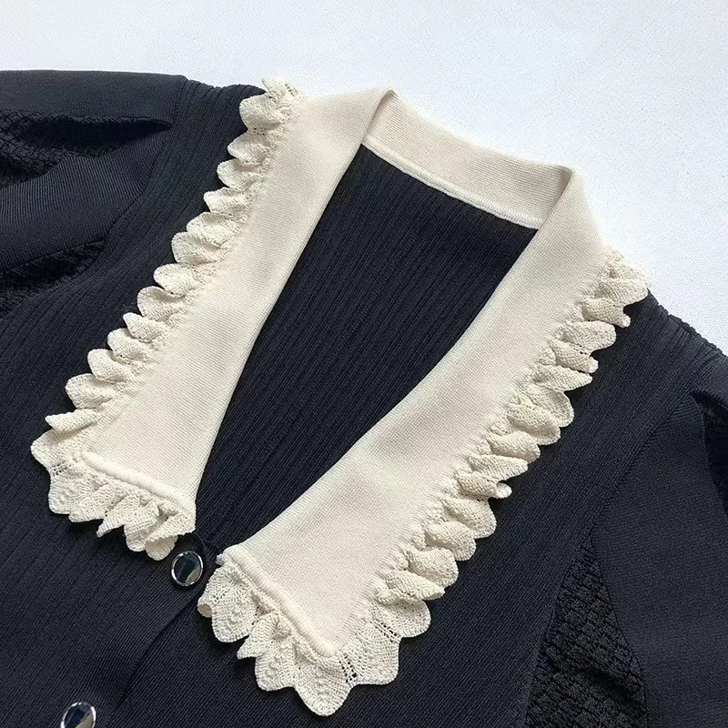 Женское трикотажное платье-свитер с рукавами-фонариками и кукольным воротником