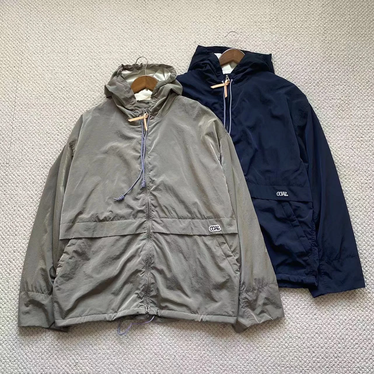 Куртка на молнии с капюшоном металлик 24ss