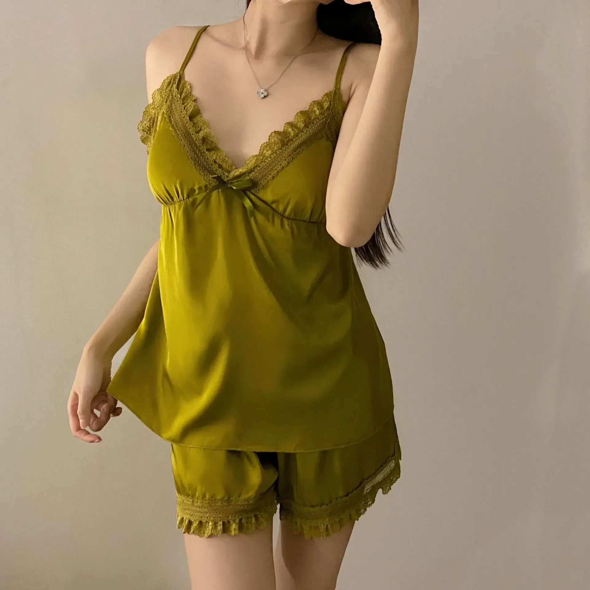 

Женский пикантный кружевной топ на бретельках и шорты, летний костюм, пижама, нижнее белье, ночная рубашка, интимный атласный домашний пижамный комплект на подтяжках, одежда для сна