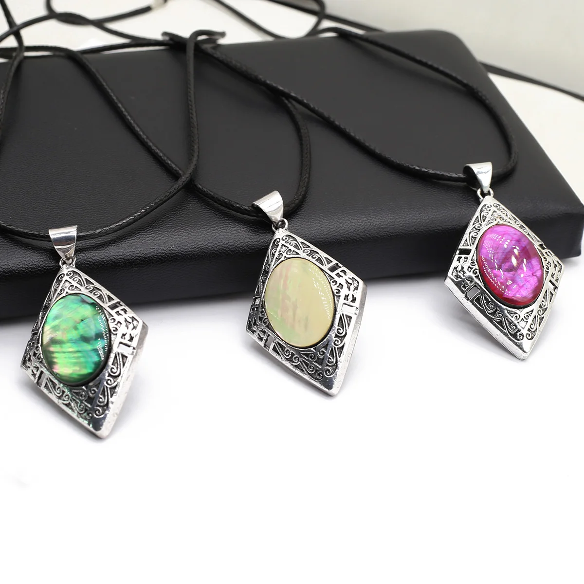 

Natural Stone Shell Diamond Shape Alloy Inlay Pendant Necklace With Chain Abalone Shell Agate Women Charm Jewelry Necklace Gift
