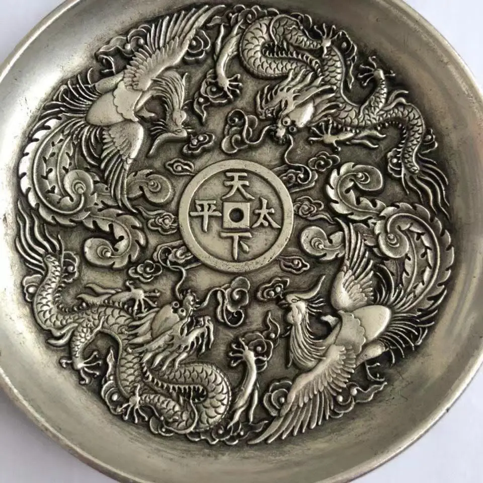 Тарелки с драконом и Фениксом собранные в сельской местности а имперские