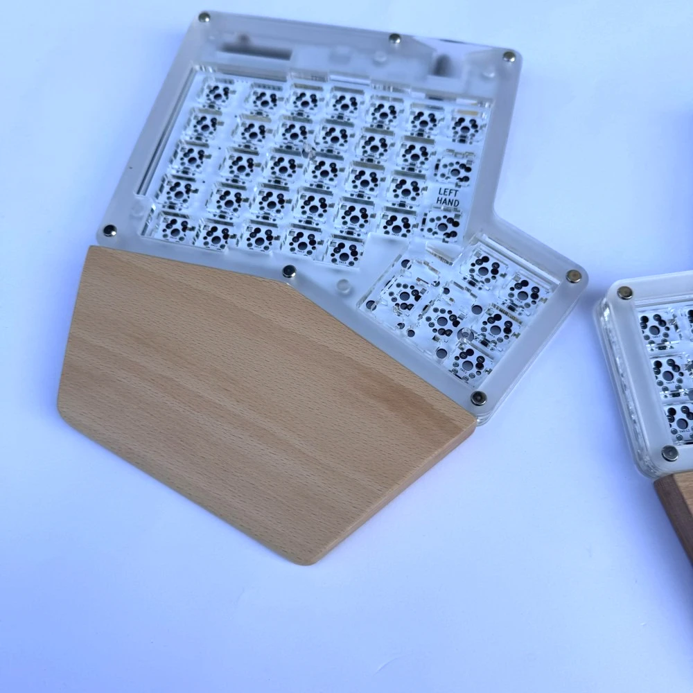 Фото Комплект проводной раздельной клавиатуры Ergodox, изготовленный из акрилового материала, с поддержкой горячей замены, RGB-подсветкой, QMK/VIAL, ортолинейными индикаторами, механическая клавиатура. №3