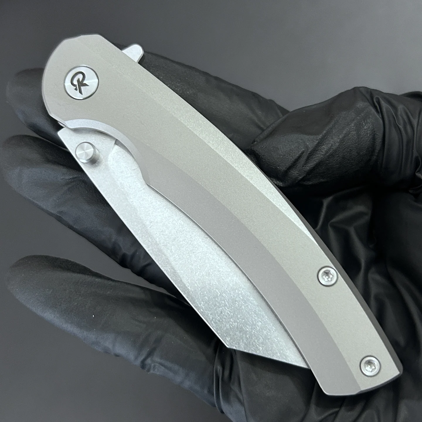 Фото Складной нож QK Original Design Gray‑Owl с клинком из стали 14C28N с обработкой Stone Washed и рукоятью из титана TC4 с пескоструйной обработкой, инструмент для кемпинга, кухни и повседневного использования. №3