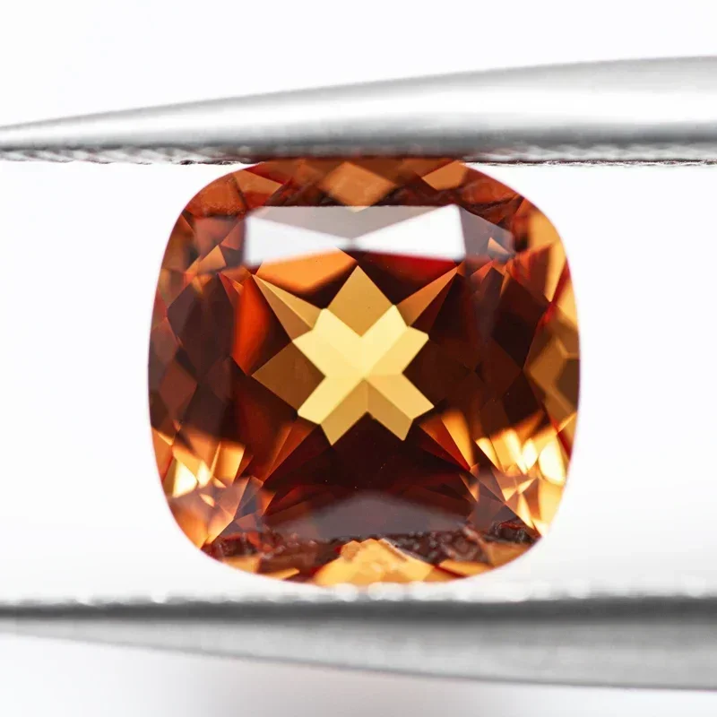 Выполненная в лаборатории сапфировая квадратная подушка с закатом оранжевого