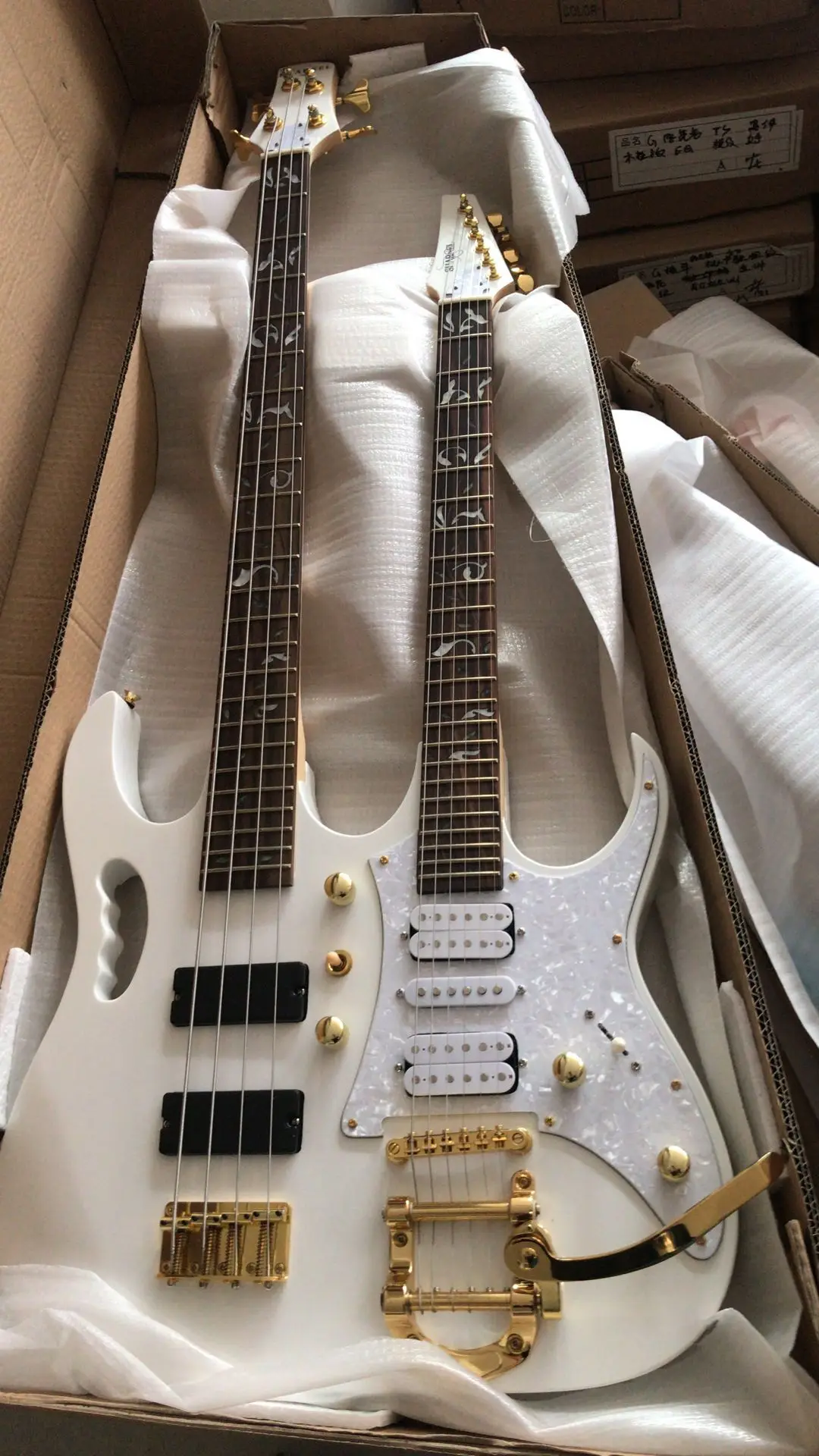 

Rare 77V White Double Neck Electric Guitar 6 Strings Guitar & 4 Strings Bass, Bigs Tremolo Tailpiece, HSH Pickups, Gold Hardware