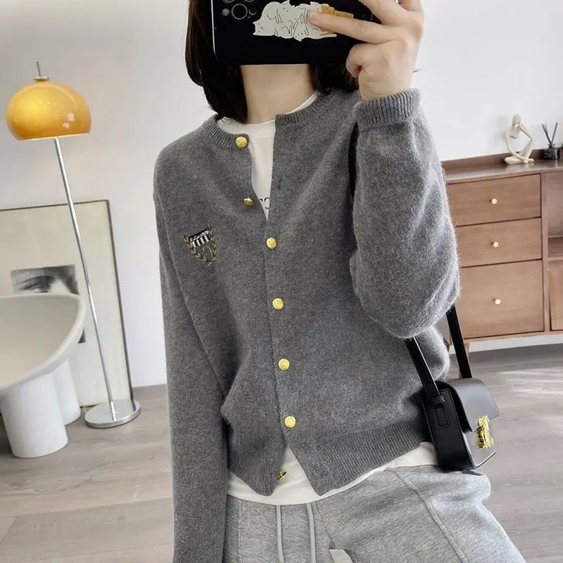 

Soft waxy early spring badge embroidered round neck knitted cardigan for women 2023 spring and autumn casual sweater coat