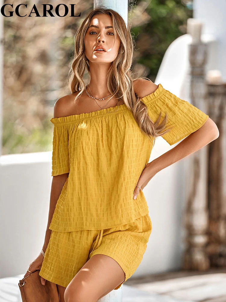 

Женский костюм GCAROL, комплект из 2 предметов, рубашка с открытыми плечами и вырезом лодочкой, шорты на завязках, классический уличная одежда, весенне-летний костюм