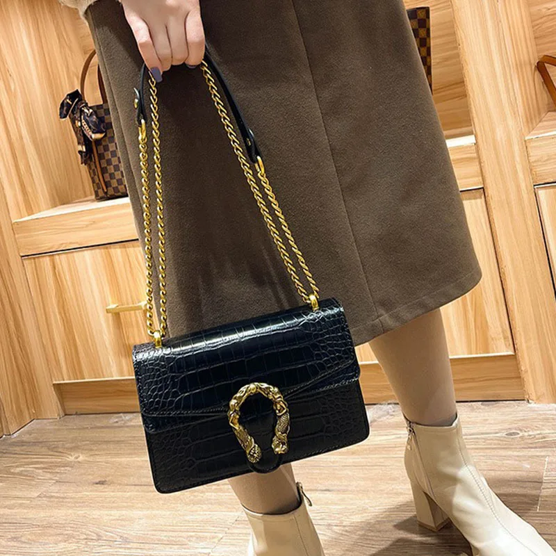 Женская сумка через плечо с квадратной цепочкой и крокодиловым узором глянцевая