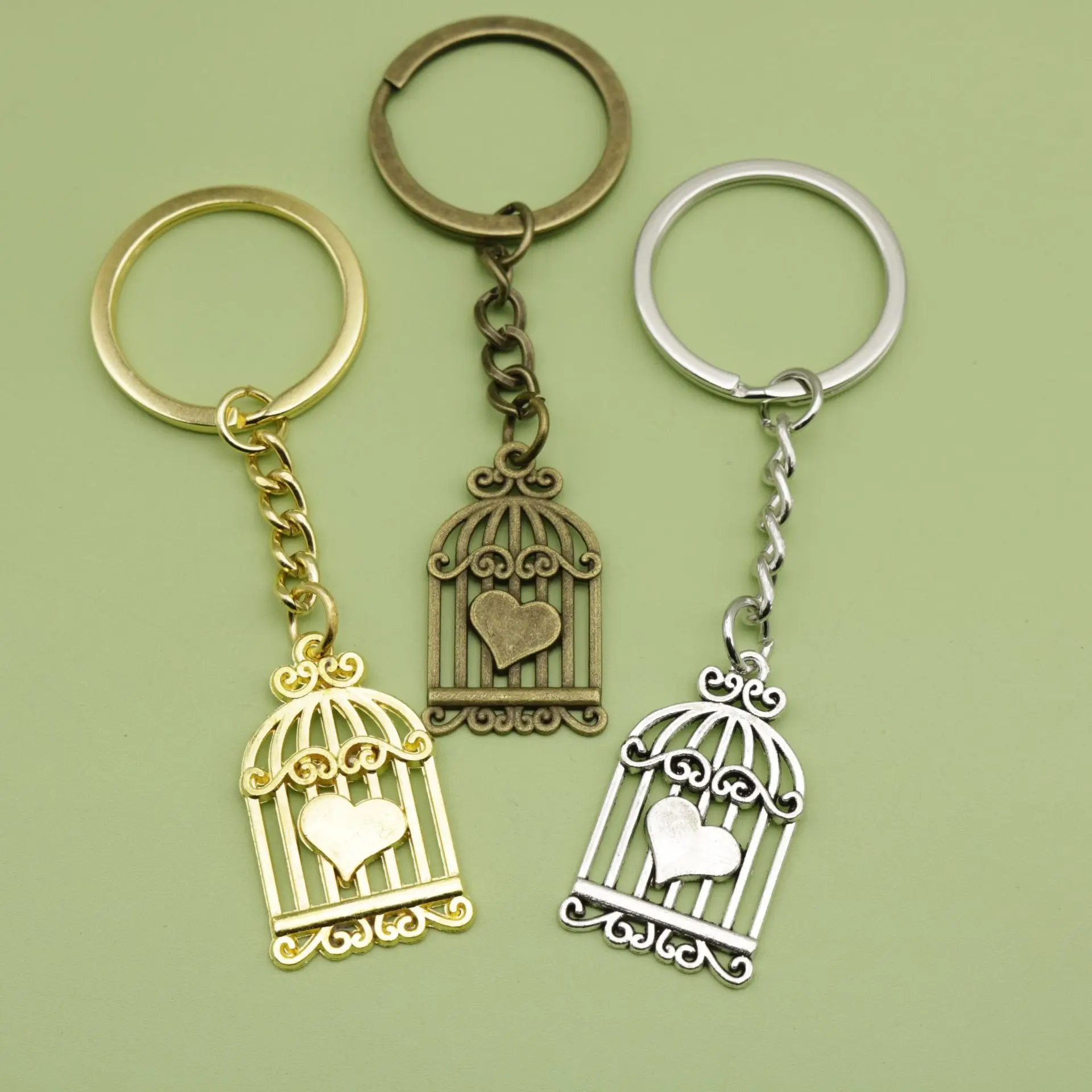 Простой брелок в виде птичьей клетки с любовью