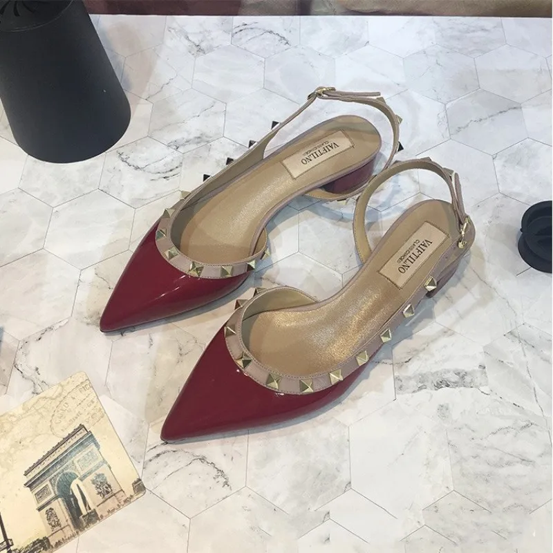 2023 Luxury Pointed Flat Bottom Riveted Sandals Summer Shallow Mouth Fashion Women's Square Heel Pumps Foothold Free of Shipping