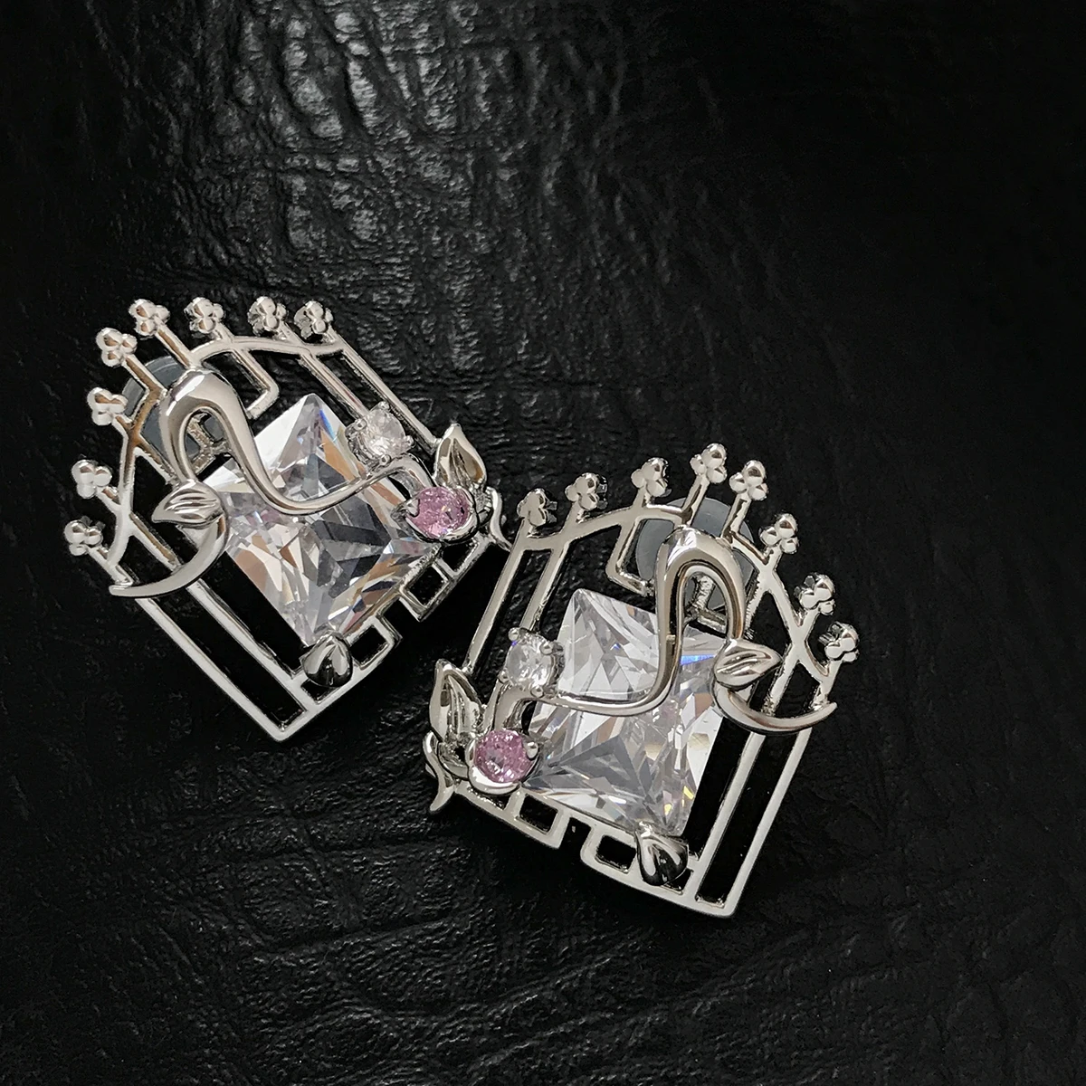 

Original Secret Garden series high-end mysterious thorns rose gemstone light luxury earrings earrings