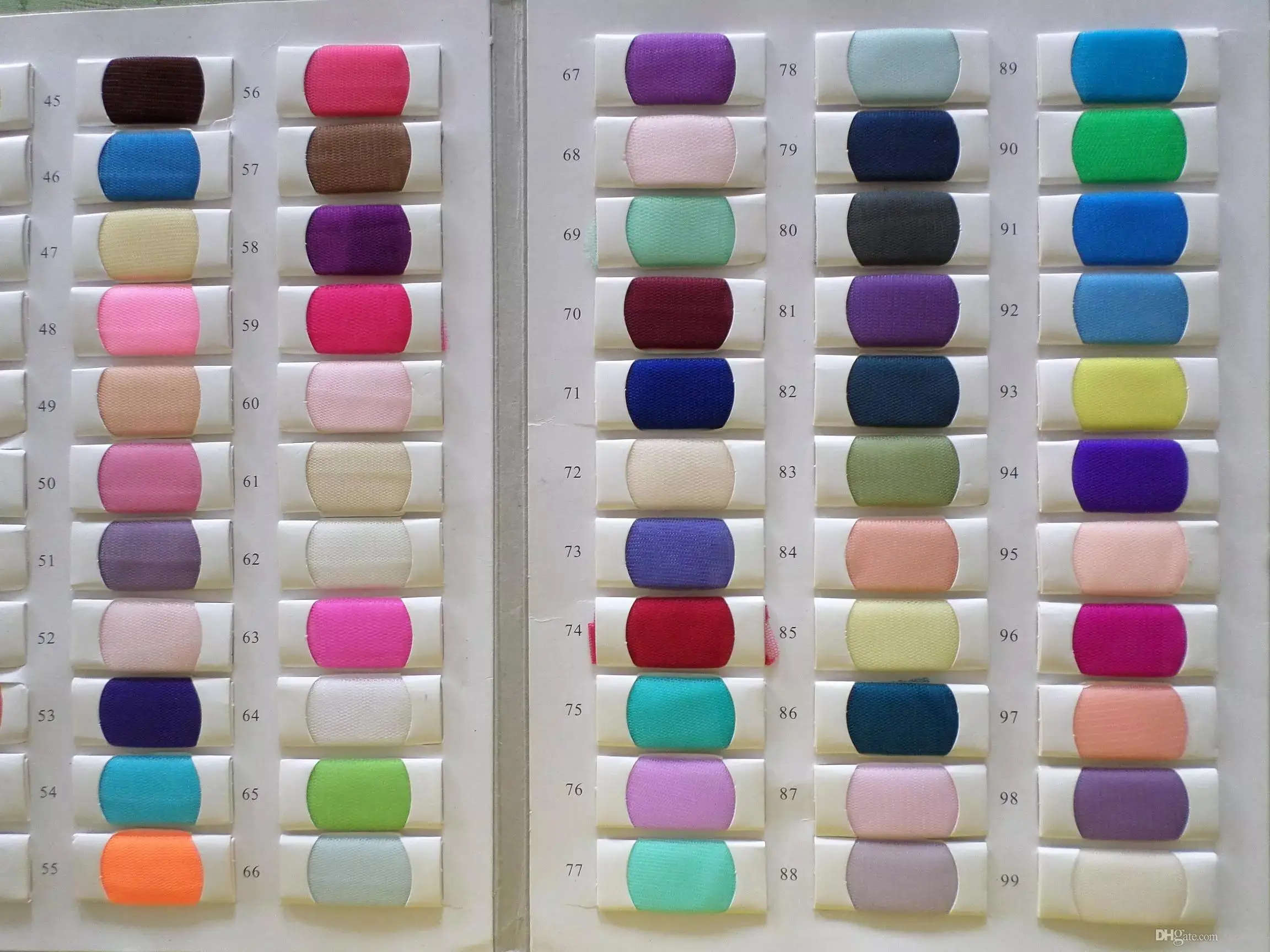 Платье с длинным шлейфом и V-образным вырезом без рукавов