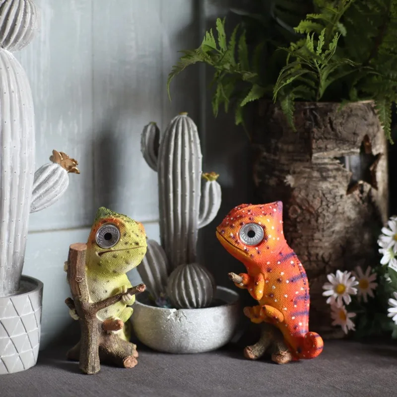 

Modern Simulation Chameleon Resin Statue with Solar Light, Living Room Entrance Office Desktop Decoration,Cute Garden Decoration