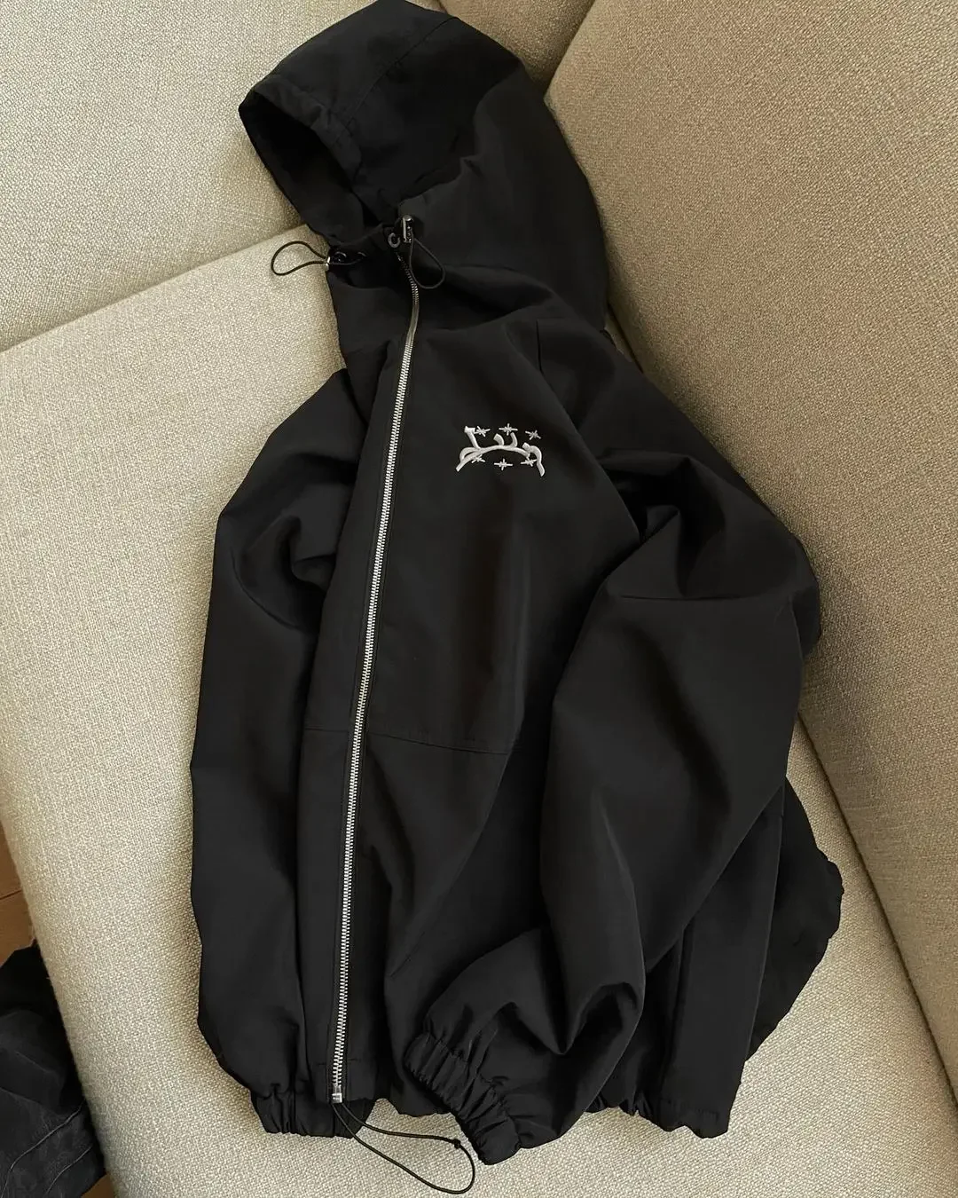 Рисунок 2 - Ветровка мужская с вышивкой в стиле хип-хоп