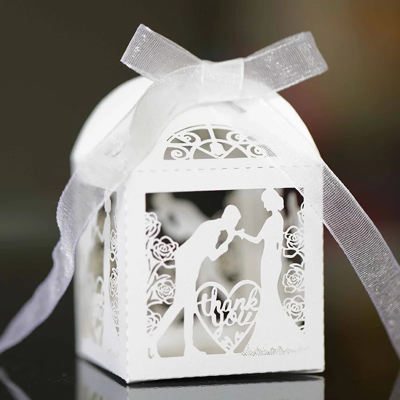 

50 шт. лазер полые коробки конфет невесты и жениха любовь розы свадебная каретка подарки с лентой помолвка искусственное украшение