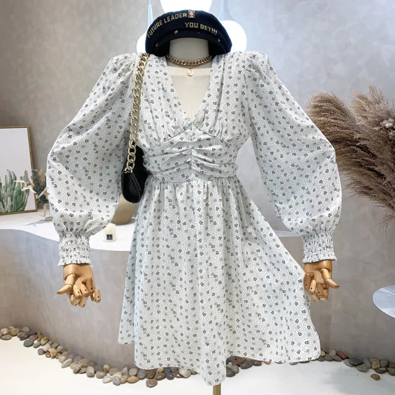 

Niche Design New Women's Clothing 2022 Spring Vintage V-neck Puff Sleeve Pleated Waist Slim Chiffon Floral Dress