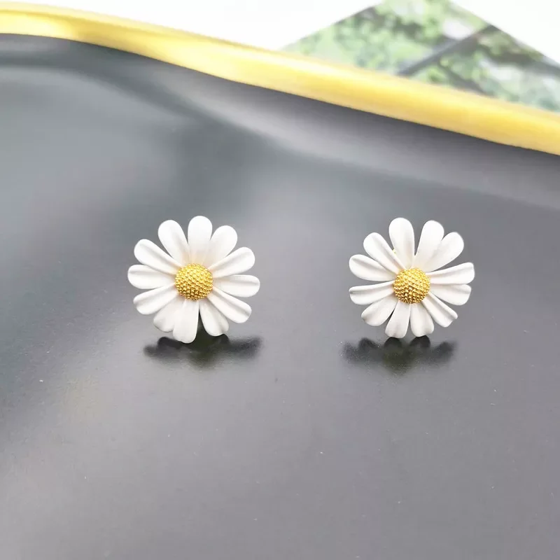 

New in New Trend Floral Daisy Flower Stud Earrings Fashion Fresh Sunflower 2 Style Asymmetric Earrings Girl Ears Jewelry Brincos