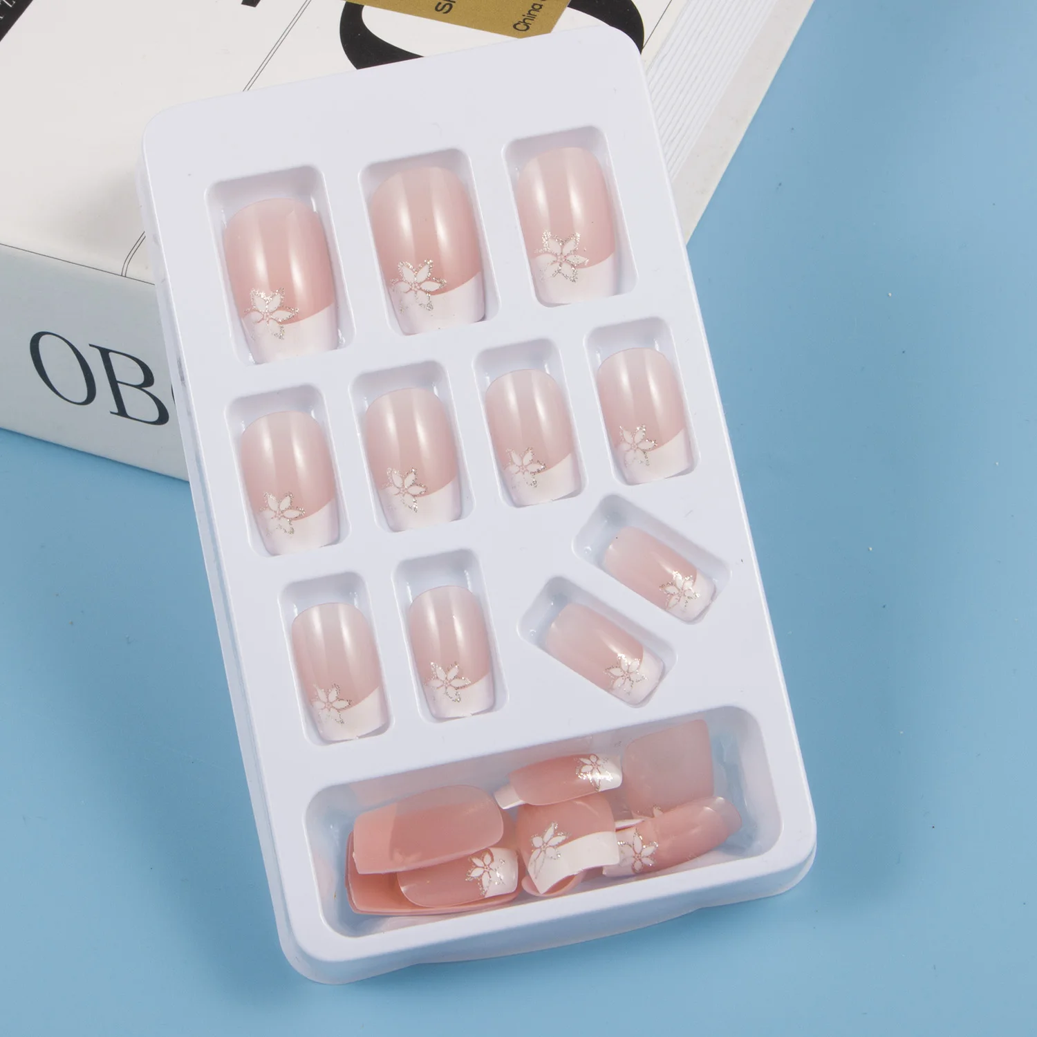 Получите низкую среднюю цену приобретая накладные ногти оптом 24 шт./корт. Полное