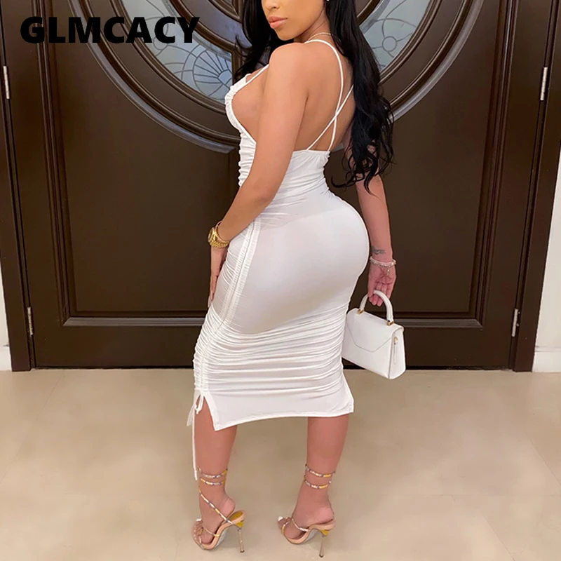 Женское платье на тонких бретелях с открытой спиной облегающее плиссированное