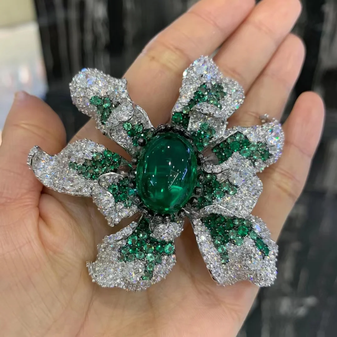 Женское ювелирное изделие из серебра 925 пробы с фианитами Диаметром 6 5*7 см