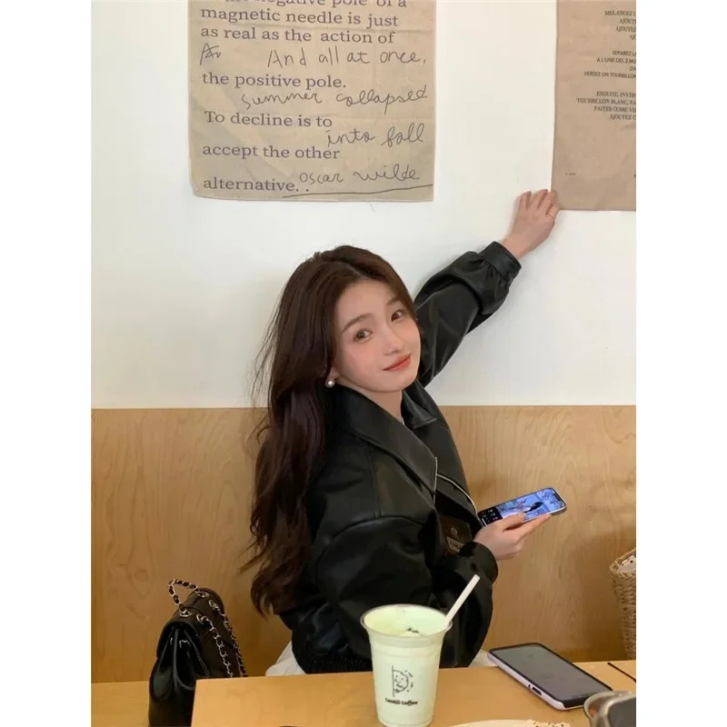 Винтажная черная кожаная куртка в стиле преппи Женская Осенняя