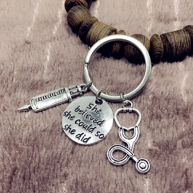 Она верила что сможет это сделать поэтому сделала модный брелок ювелирный для