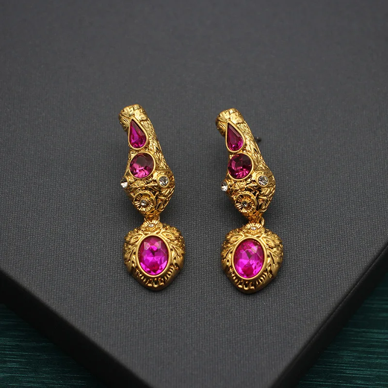 Винтажные рельефные серьги с цветными драгоценными камнями в милом и крутом