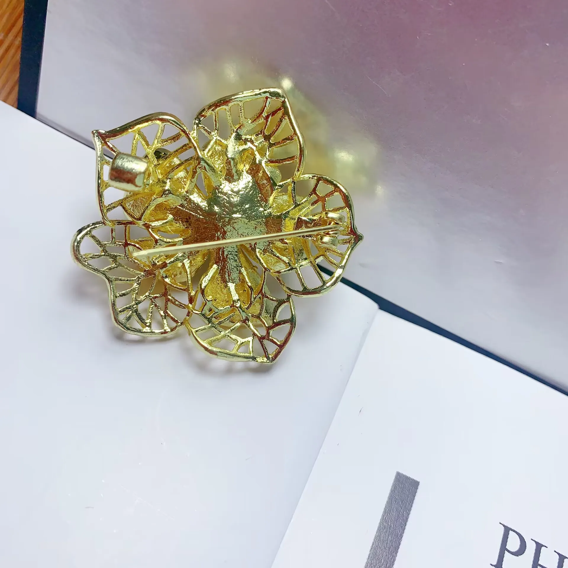 Korean Fashion Natural Pearl Fixed Shoulder Strap Charm Safety Pin Brooch Sweater Cardigan Clip Chain Brooch Trend Jewelry