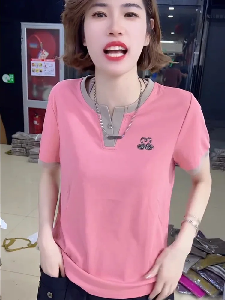 Осенняя модная футболка с коротким рукавом и V-образным вырезом в виде маленького