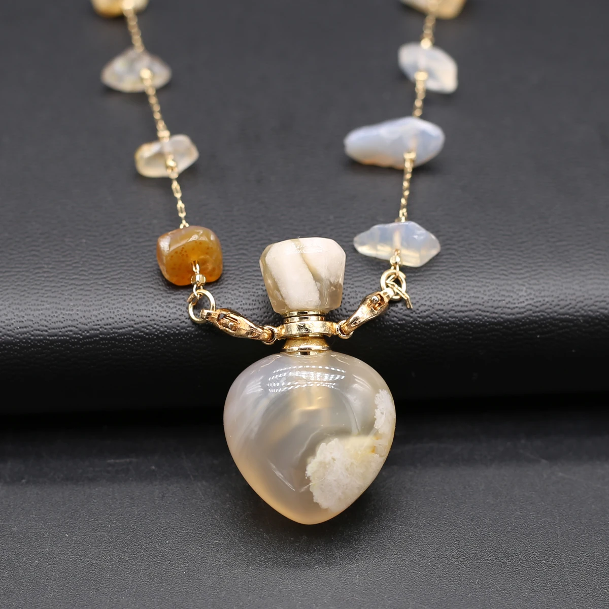 

Natural Stone Cherry Blossom Agate Perfume Bottle Necklace Jewelty Fashion Gravel Chain Onyx Pendant Necklaces for Women Gift