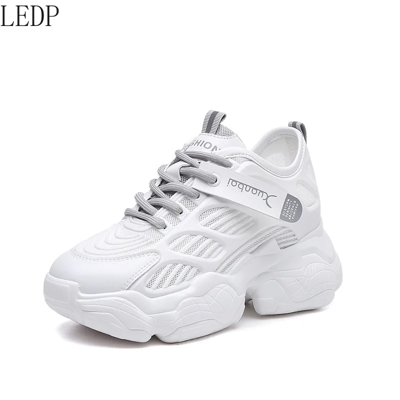 

Увеличивающие рост стельки женская обувь 2022 новая сетчатая Спортивная повседневная обувь белые женские туфли женская обувь на высоком каб...