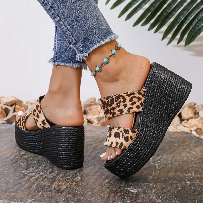 Леопардовые тапочки на танкетке женские модные шлепанцы платформе летние