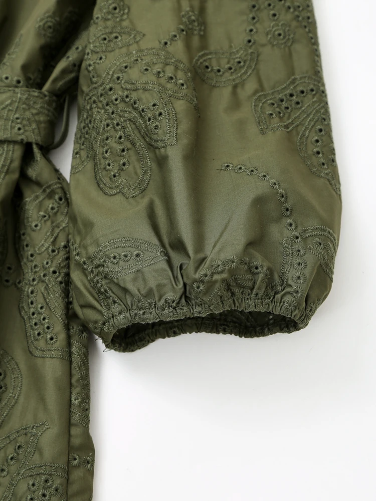 Женское мини-платье с поясом и вышивкой V-образным вырезом