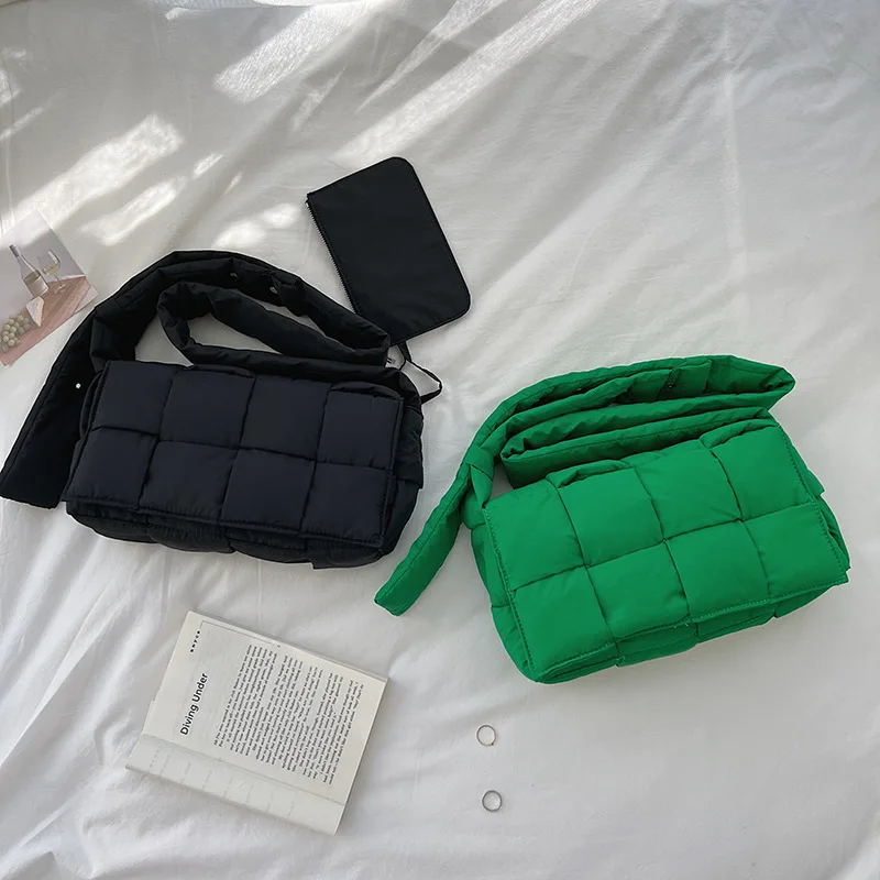 

New handbag fashion trend shoulder bag niche design woven feather pillow bag