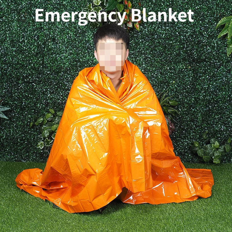 Спальный мешок и палатка оранжевого цвета с алюминиевой фольгой для первой