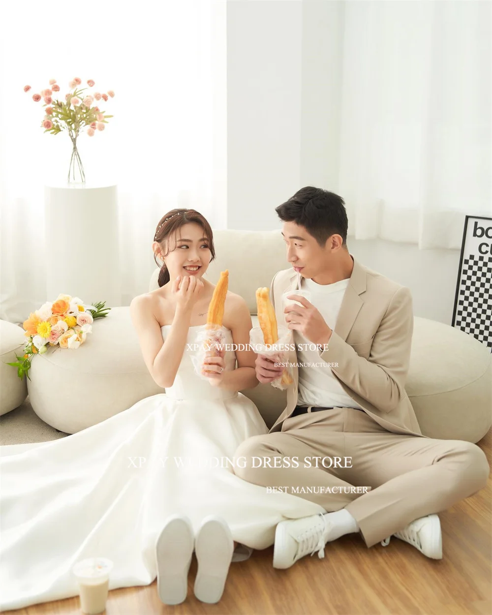 Женское свадебное платье без бретелек с открытой спиной