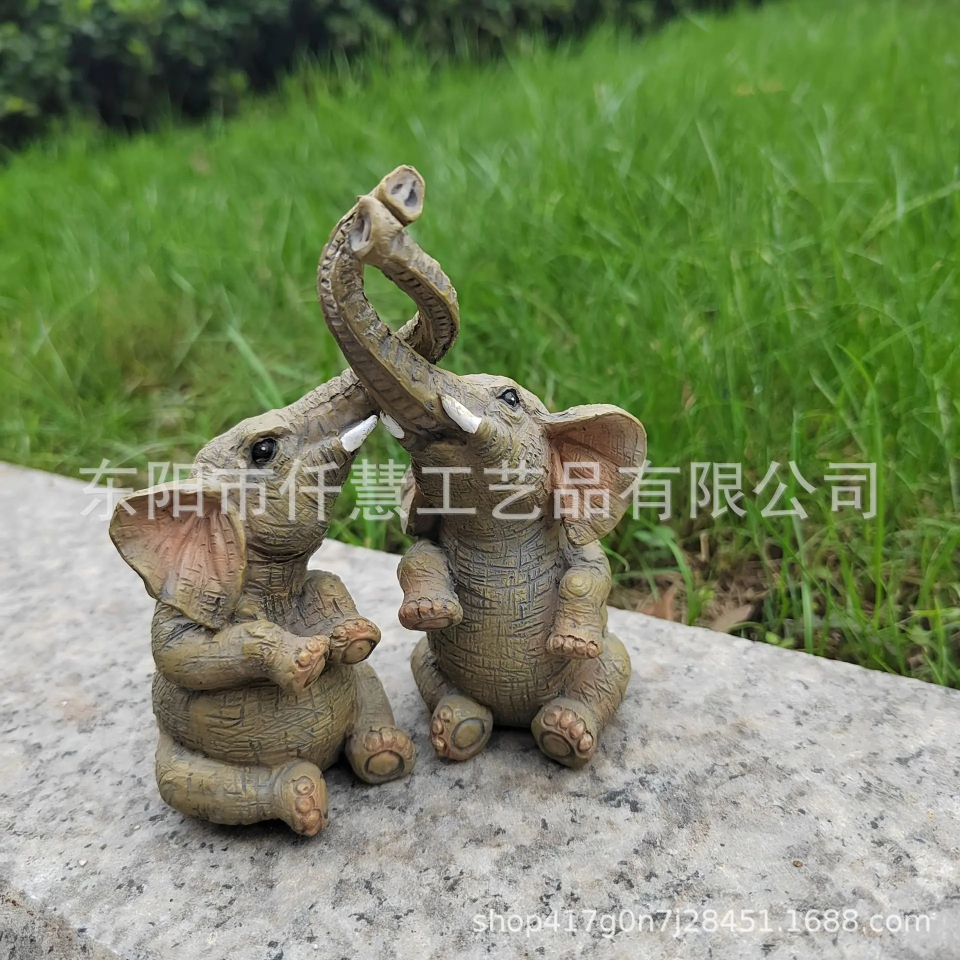 

Скульптура двойных слонов из резины