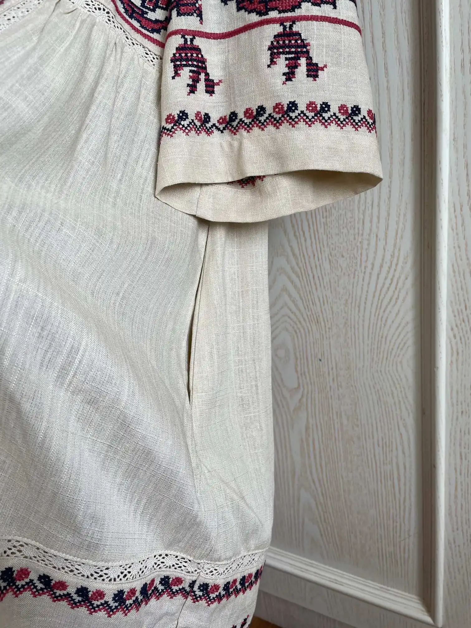 Новинка 2024 женская модная юбка с коротким рукавом круглым вырезом и вышивкой