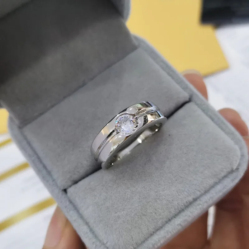 Мужское кольцо с муассанитом карата из серебра 925 пробы