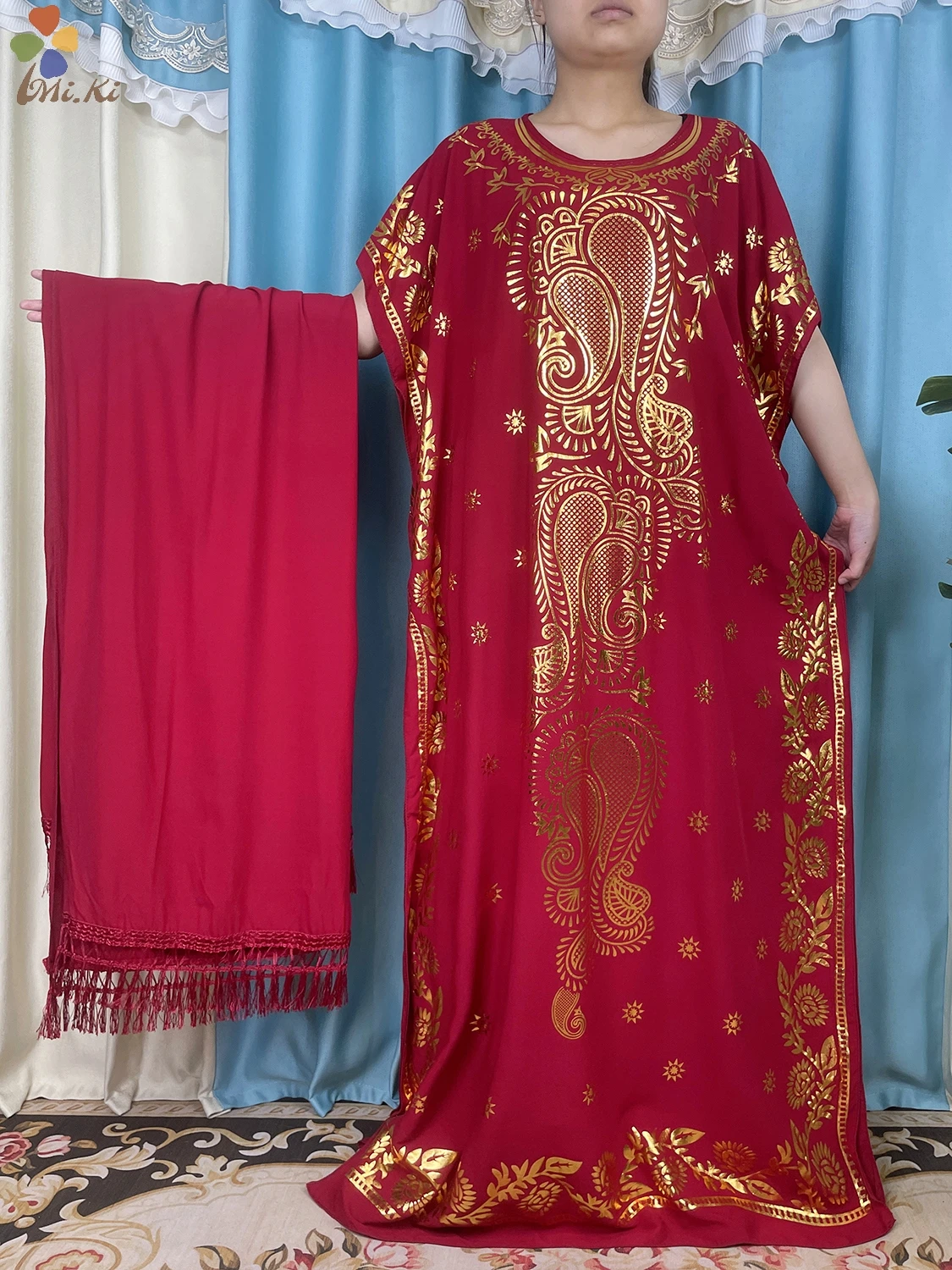 Женское длинное платье с золотым принтом