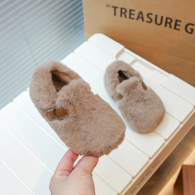 Зимние детские туфли на плоской подошве с пушистой пряжкой и круглым носком