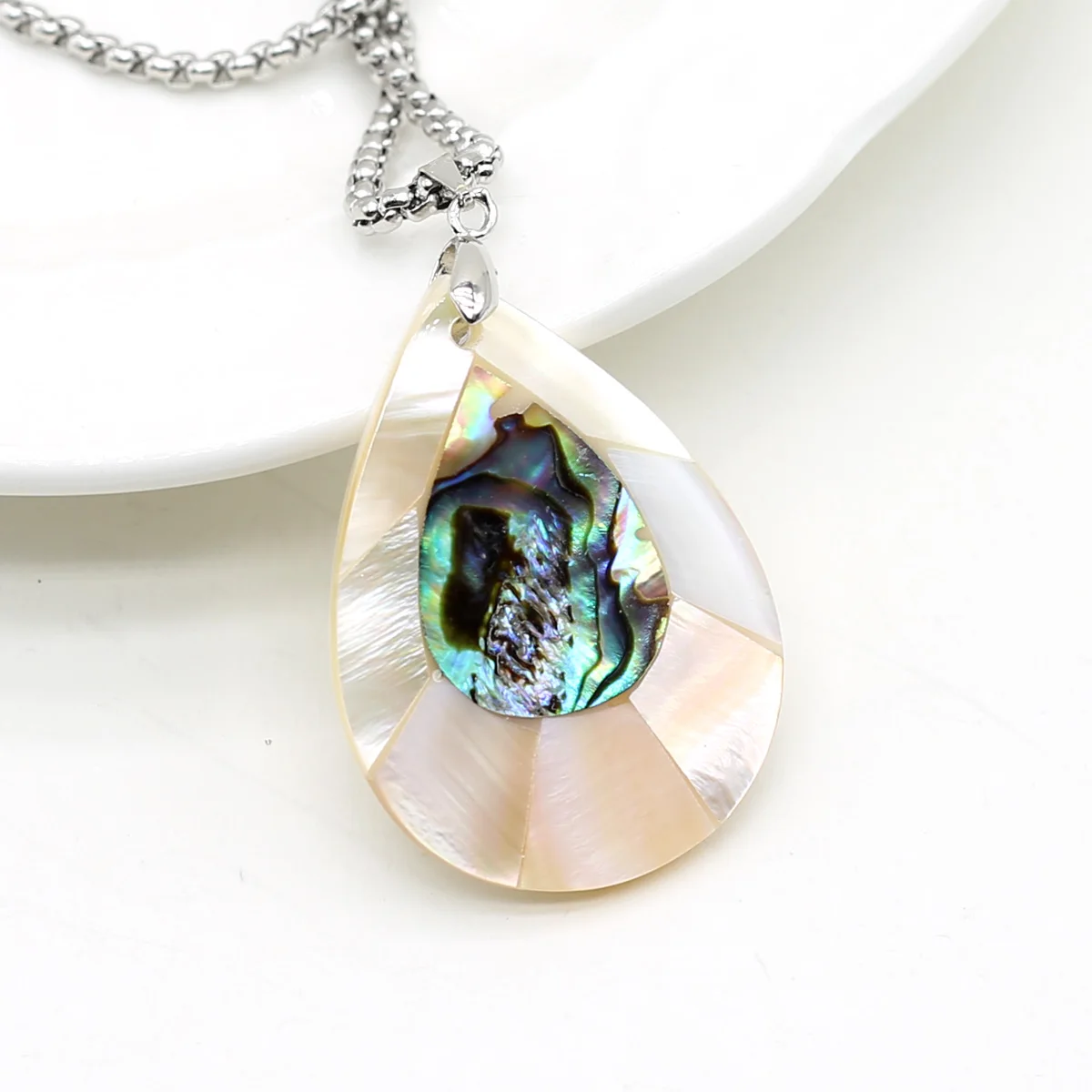 

Natural Abalone Shell Pendant Necklace Water Drop Shape Natural White Shell Necklace for Women Men Jewelry Trendy Gift 33x25mm