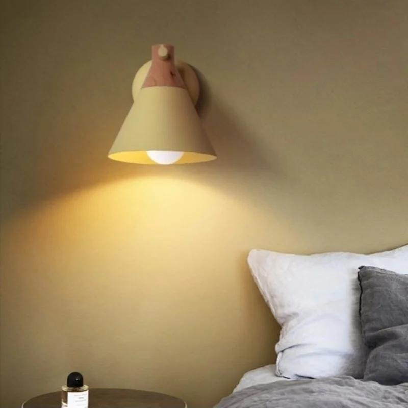 Скандинавский современный настенный светильник из цельного дерева для спальни