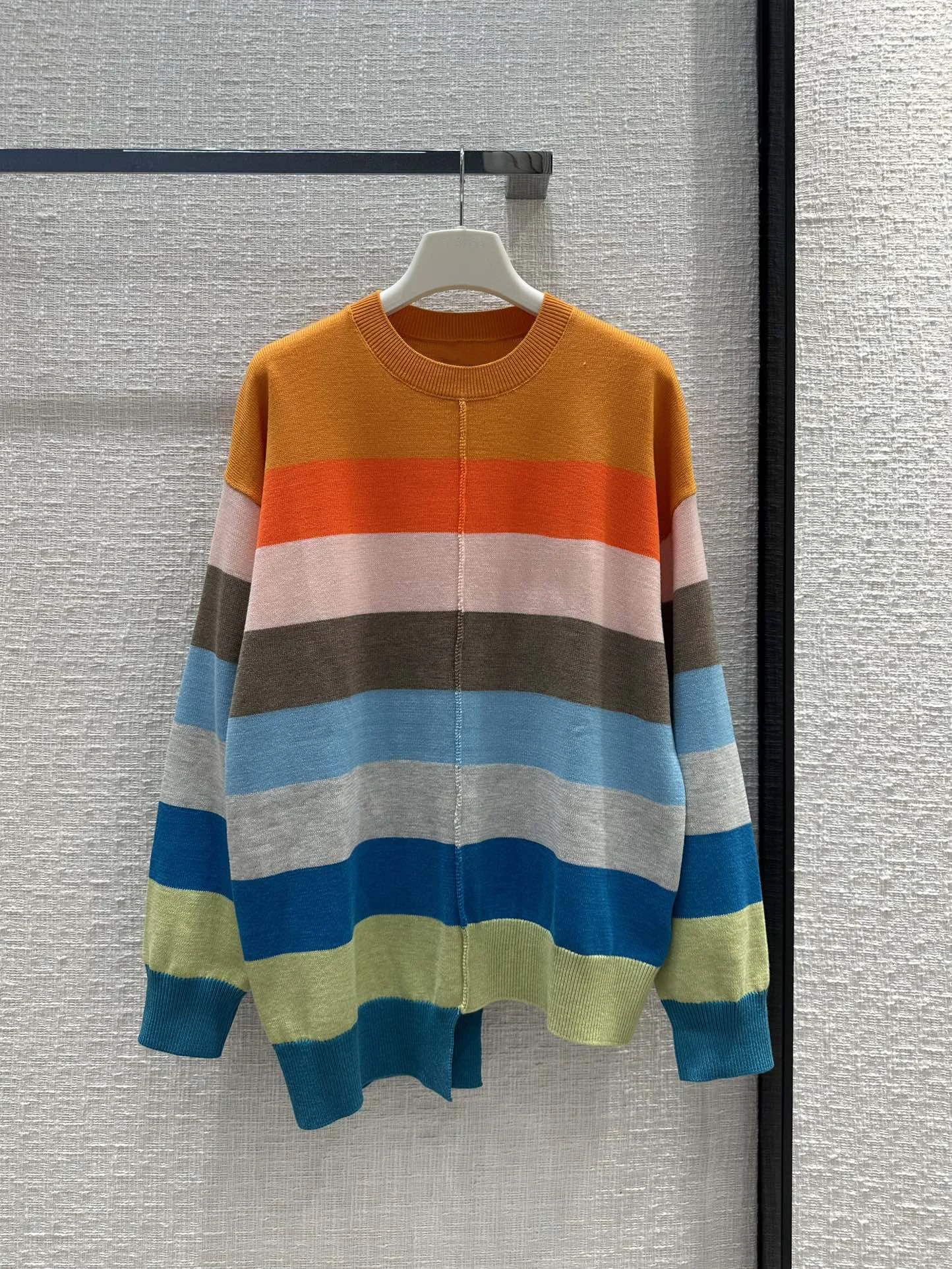 

Новинка, вязаный свитер в полоску для ранней осени, с напуском,