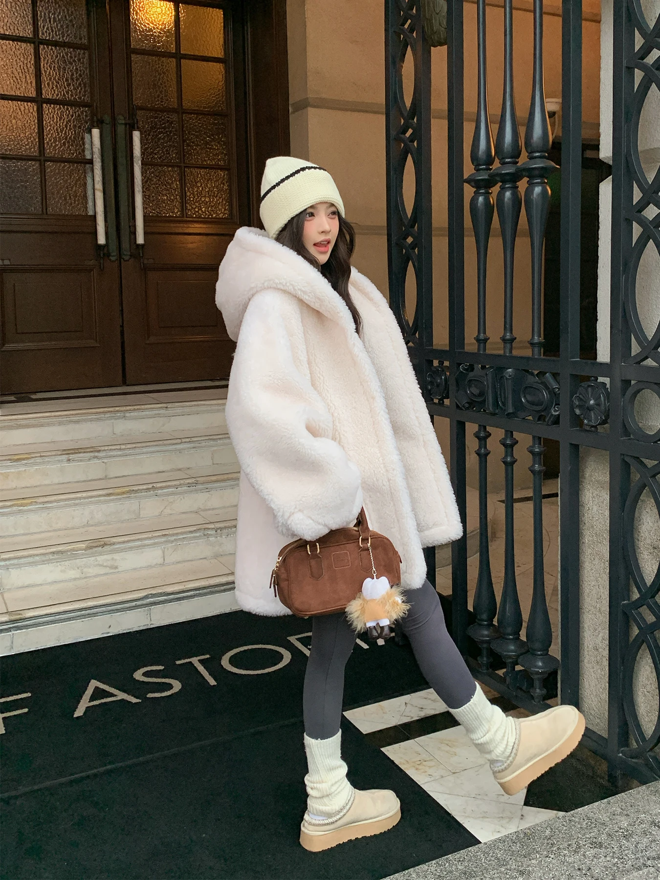 Callme Daisy пальто с капюшоном из меха ягненка белая куртка средней длины зима 2024